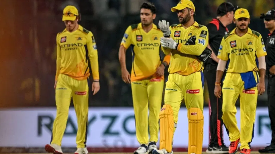 डेब्यू करने के महज़ 24 घंटे के भीतर ही IPL 2026 से बाहर हुआ CSK का तेज़ गेंदबाज़